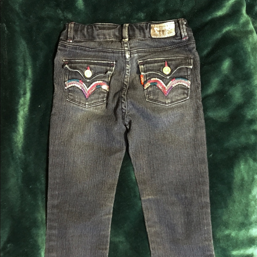 Levi’s w/embroidered button pockets
